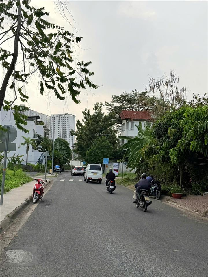 Biệt thự đẹp! bán siêu biệt thự thân văn nhiếp  11,2m x 16,7m. 3 tầng  view sông  giá 140 tỷ