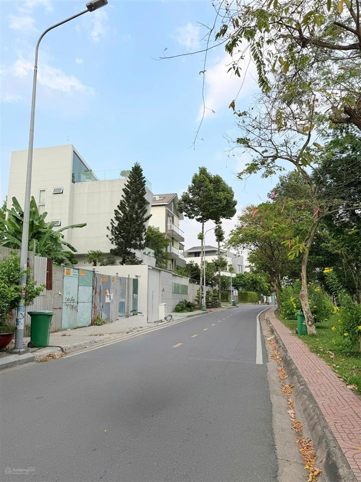 Biệt thự đẹp! bán siêu biệt thự thân văn nhiếp  11,2m x 16,7m. 3 tầng  view sông  giá 140 tỷ