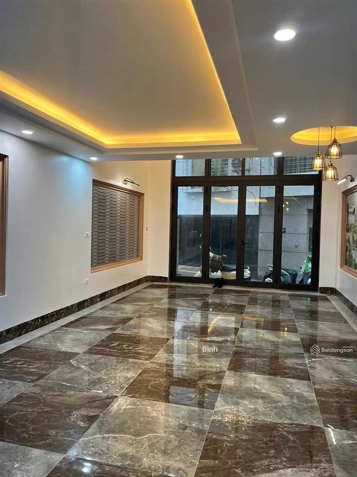 Cho thuê nhà mp nguyễn văn cừ, dt 100m2x 3 tầng, mt 6m, giá thuê 45tr, nhà mới, nguyên căn