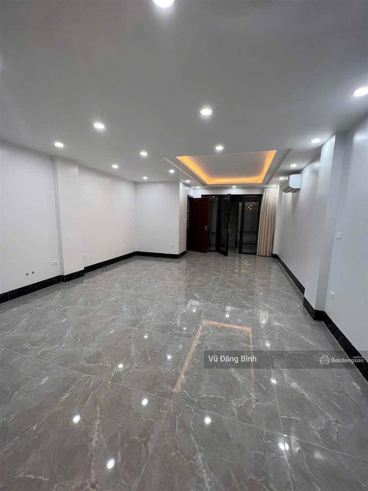 Cho thuê nhà riêng phố hoàng cầu, dt 66m2x5 tầng, mt 11m, giá thuê 30tr, nhà mới, ngõ thông 2 ô tô