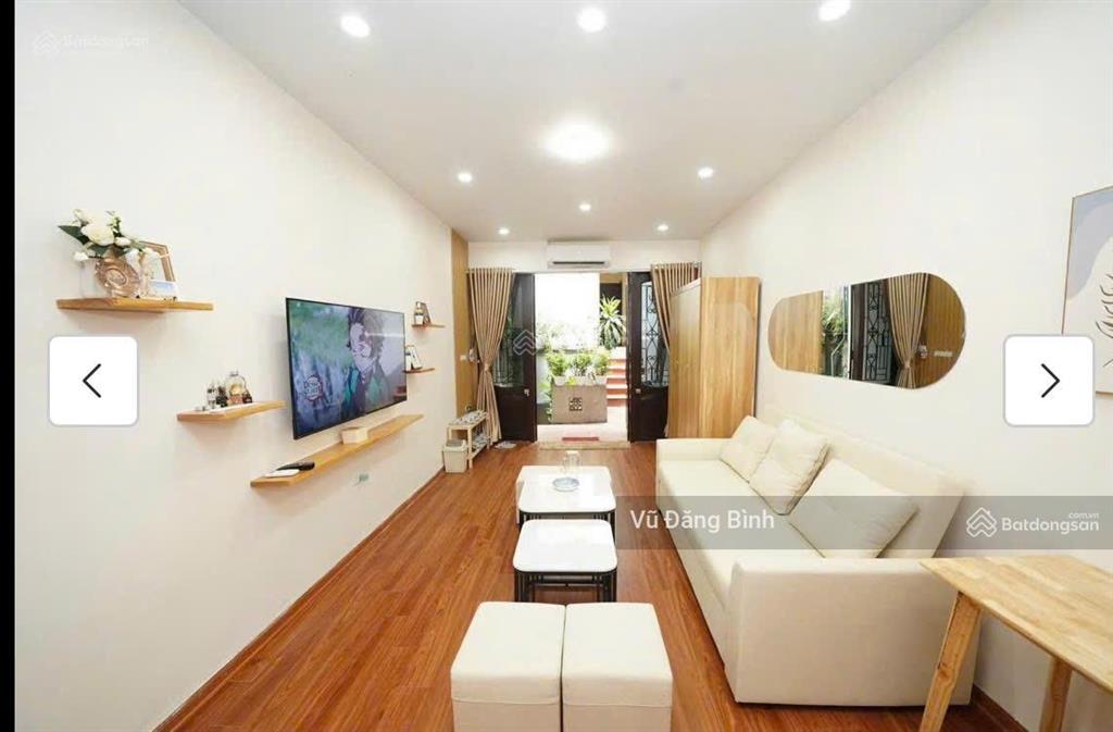 Cho thuê nhà riêng phố hoàng cầu, dt 66m2x5 tầng, mt 11m, giá thuê 30tr, nhà mới, ngõ thông 2 ô tô