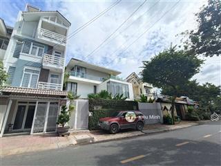 Nhà 2 tầng lô góc dt 8mx19m, đường nhựa vỉa hè giá chỉ 9,x tỷ