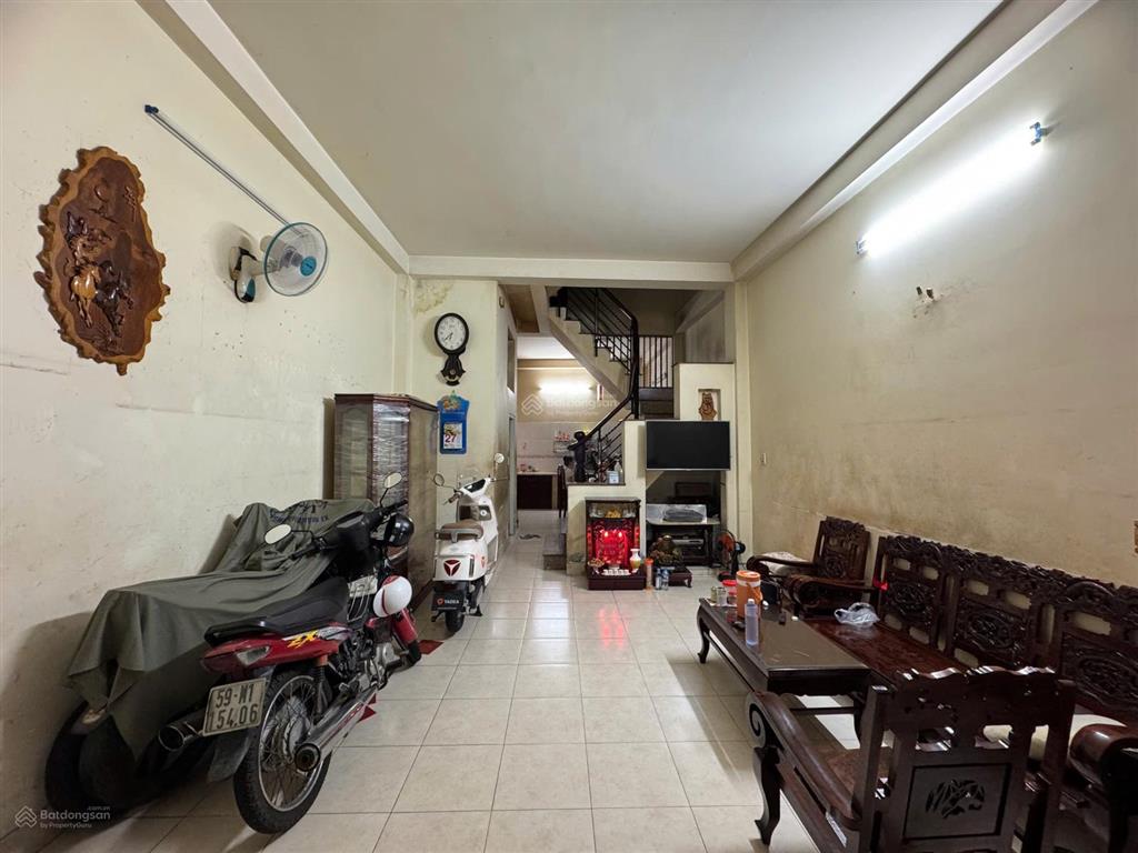 Bán nhà hxh lạc long quân  cách mặt tiền chỉ 50m, 4.4x12.5m [2 lầu st]. giá 9.3 tỷ