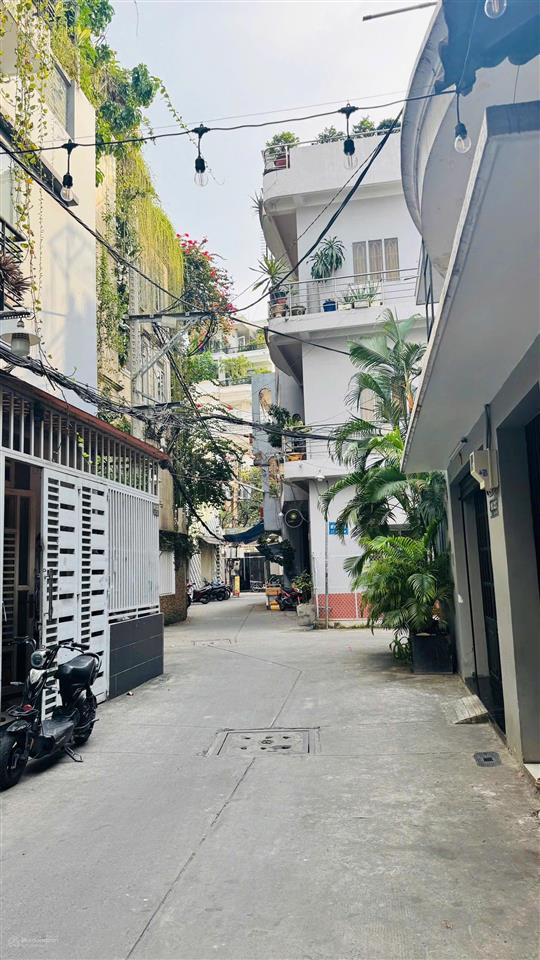 Bán nhà hxh lạc long quân  cách mặt tiền chỉ 50m, 4.4x12.5m [2 lầu st]. giá 9.3 tỷ