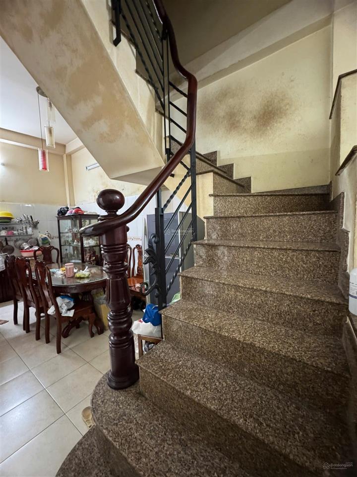 Bán nhà hxh lạc long quân  cách mặt tiền chỉ 50m, 4.4x12.5m [2 lầu st]. giá 9.3 tỷ