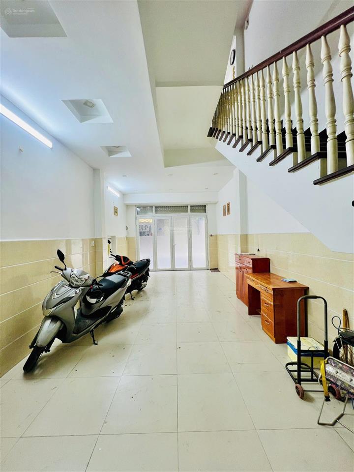 Cho thuê nhà hxh 8m kế bên chợ hoàng hoa thám, 4x17m vuông vức 2 lầu st. giá 22tr/tháng