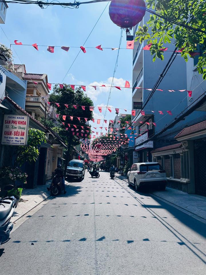Cho thuê nhà hxh 8m kế bên chợ hoàng hoa thám, 4x17m vuông vức 2 lầu st. giá 22tr/tháng