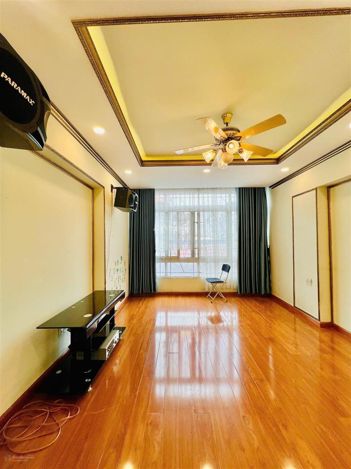 Cho thuê nhà hxh 8m kế bên chợ hoàng hoa thám, 4x17m vuông vức 2 lầu st. giá 22tr/tháng