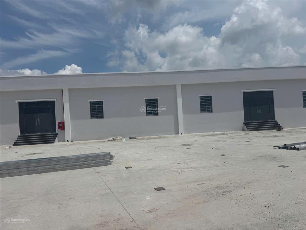 Cần bán khu nhà xưởng mới 100% tổng khuôn viên 9.300m2 giá 50 tỷ  0978 627 ***