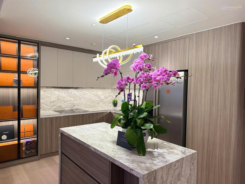 Cần cho thuê căn 2pn tại golden park. đủ đồ. giá 15 tr/th,  0911 400 ***
