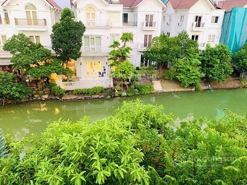 Sở hữu biệt thự hoa sữa 250m2 view sông đẳng cấp nhà hoàn thiện đẹp, vị trí đường thông, giá 125 tỷ