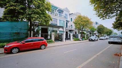Bán biệt đơn lập thô bên hồ 13ha 384m2, 3 tầng, mặt tiền 16m, hướng đông nam