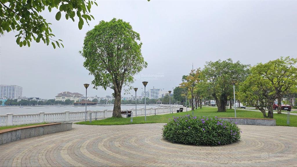 Bán biệt đơn lập thô bên hồ 13ha 384m2, 3 tầng, mặt tiền 16m, hướng đông nam