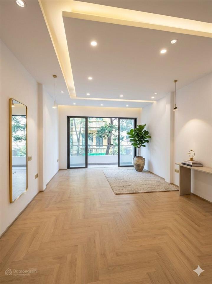 Bán nhà hoàng cầu 62m2, 5 tầng thang máy, ô tô tránh, vỉa hè  chỉ 27.9 tỷ