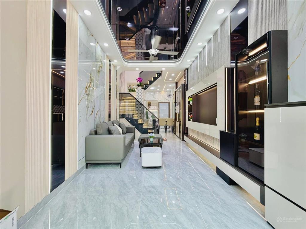 Nhà mới chính chủ can bán gấp dt ngang 3 no hậu 3,7 m dài 13 trệt lầu gồm 3 pn 3wc giá 5 tỷ 9 tl