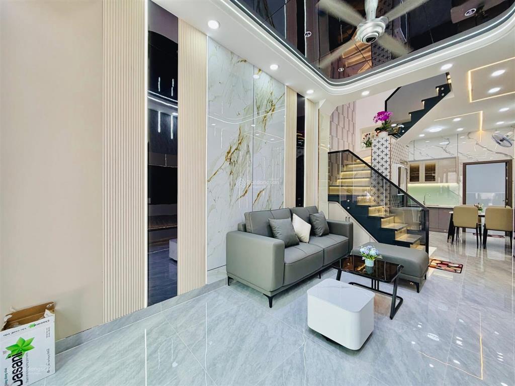 Nhà mới chính chủ can bán gấp dt ngang 3 no hậu 3,7 m dài 13 trệt lầu gồm 3 pn 3wc giá 5 tỷ 9 tl