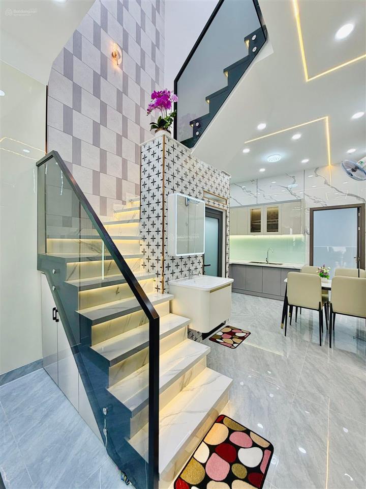 Nhà mới chính chủ can bán gấp dt ngang 3 no hậu 3,7 m dài 13 trệt lầu gồm 3 pn 3wc giá 5 tỷ 9 tl