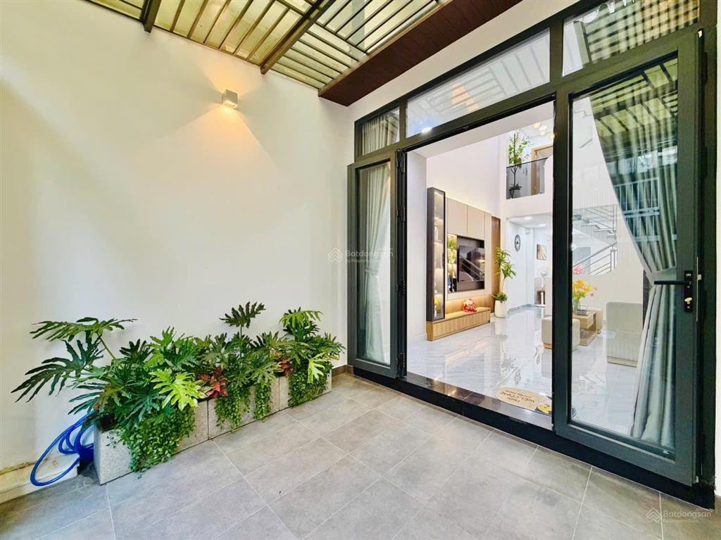 Nhà chủ cần tiền hạ giá bán gấp thuộc phạm văn chiêu p. 9 dt 56 m vuông trệt lửng lầu giá hơn 6 tỷ