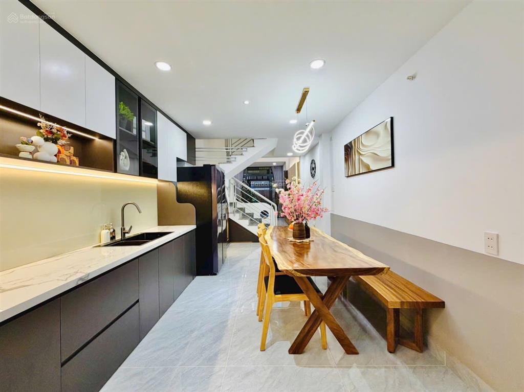 Nhà chủ cần tiền hạ giá bán gấp thuộc phạm văn chiêu p. 9 dt 56 m vuông trệt lửng lầu giá hơn 6 tỷ