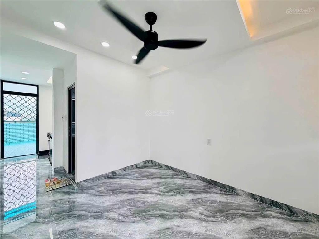 Chủ cần tiền giảm giá mạnh cho căn nhà phố khu phân lô dt 40 m trệt lửng 3 lầu rưỡi gồm 5pn 6wc