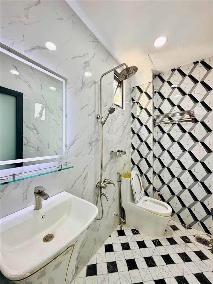 Chủ cần tiền giảm giá mạnh cho căn nhà phố khu phân lô dt 40 m trệt lửng 3 lầu rưỡi gồm 5pn 6wc