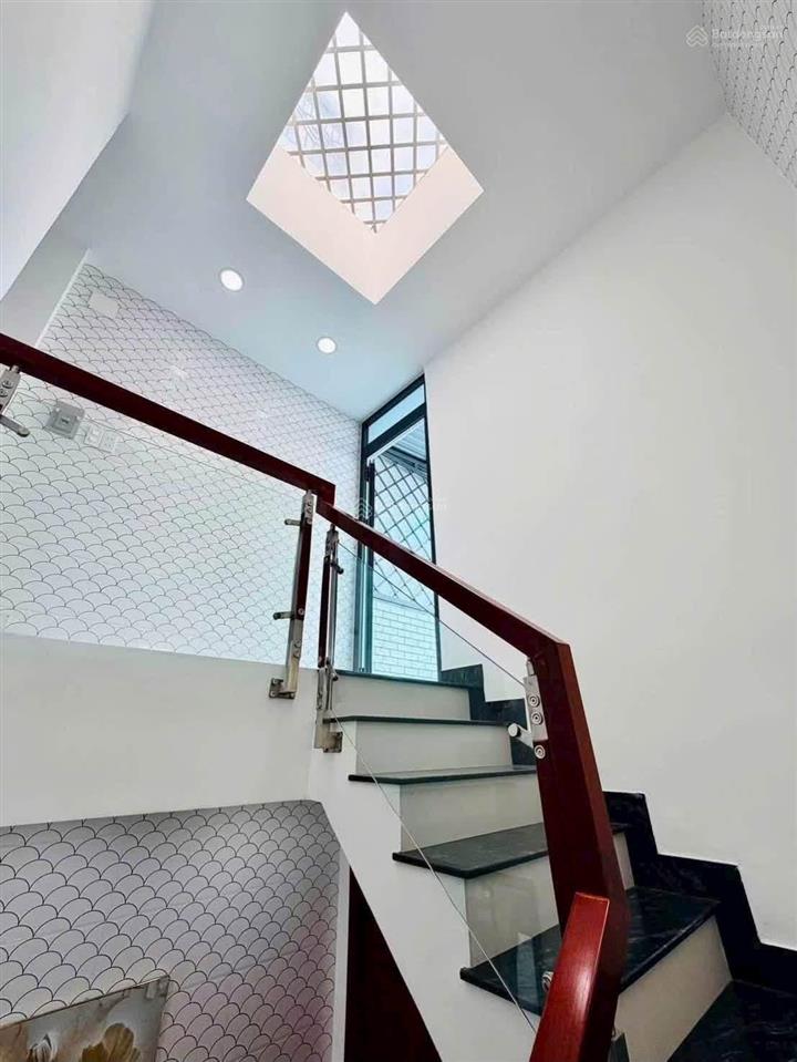 Chủ cần tiền giảm giá mạnh cho căn nhà phố khu phân lô dt 40 m trệt lửng 3 lầu rưỡi gồm 5pn 6wc