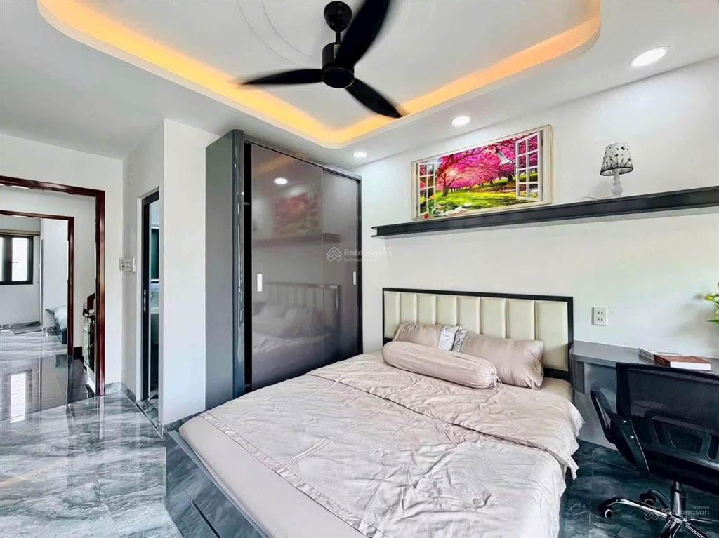 Chủ cần tiền giảm giá mạnh cho căn nhà phố khu phân lô dt 40 m trệt lửng 3 lầu rưỡi gồm 5pn 6wc