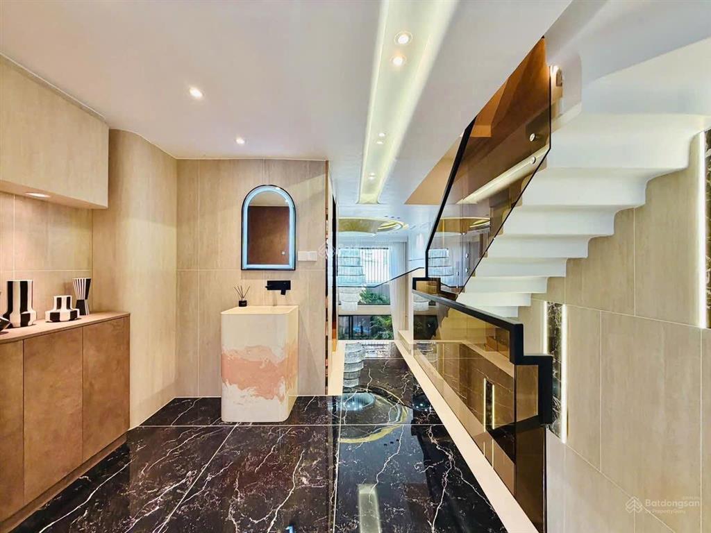 Siêu phẩm xây mới 100% gu lạ nhất quá đẳng cấp dt 4 x20 trệt lửng 4 lầu đường nguyễn duy cung 18tỷ