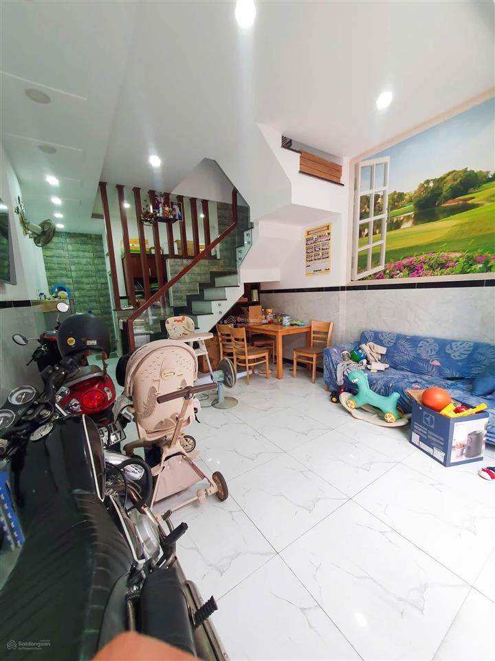 Nhà chính chủ đang ở ngay trung tâm p 11 dt ngang 4 dài 9 trệt 2 lầu 3 pn 2wc giá hơn 4 tỷ sổ 33 m