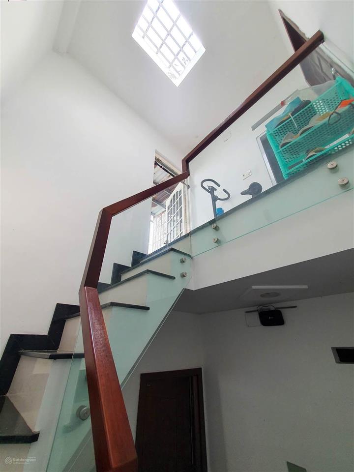 Nhà chính chủ đang ở ngay trung tâm p 11 dt ngang 4 dài 9 trệt 2 lầu 3 pn 2wc giá hơn 4 tỷ sổ 33 m