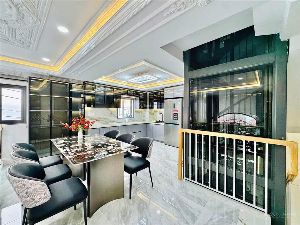 Nhà chính chủ xây mới có thang máy giá chỉ hơn 7 tỷ đường phan huy ích dt 67 m trệt lửng 3 lầu