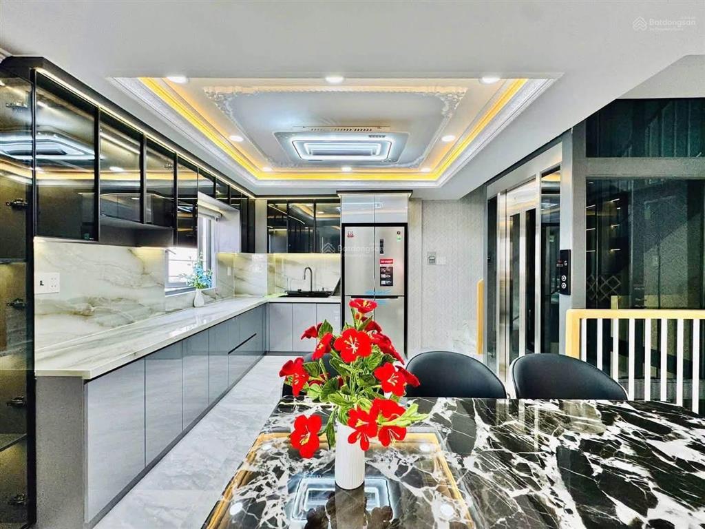 Nhà chính chủ xây mới có thang máy giá chỉ hơn 7 tỷ đường phan huy ích dt 67 m trệt lửng 3 lầu