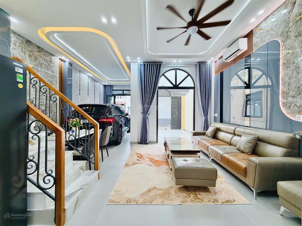 Nhà xây mới chính chủ đường phan huy ích ngay emart phan huy ích dt 6 x 11 trệt 3 lầu ô tô giá 7 tỷ