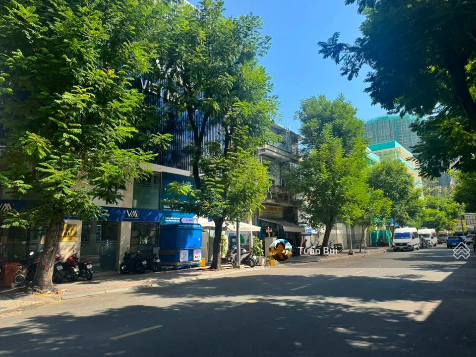 Mt trịnh văn cấn  13,5m mặt tiền  hđ thuê 80tr/th  chỉ hơn 30 tỷ vào lõi bến thành