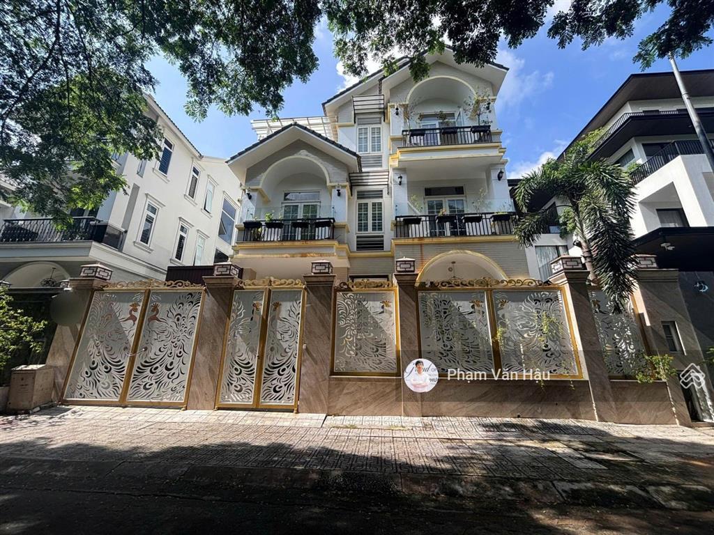 Biệt thự 300m kdc gia hòa  đối diện công viên, mặt sau sát sông  hầm 3 tầng, chỉ 32.5 tỷ, siêu rẻ