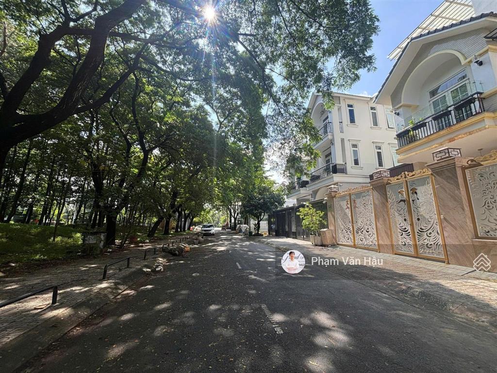 Biệt thự 300m kdc gia hòa  đối diện công viên, mặt sau sát sông  hầm 3 tầng, chỉ 32.5 tỷ, siêu rẻ
