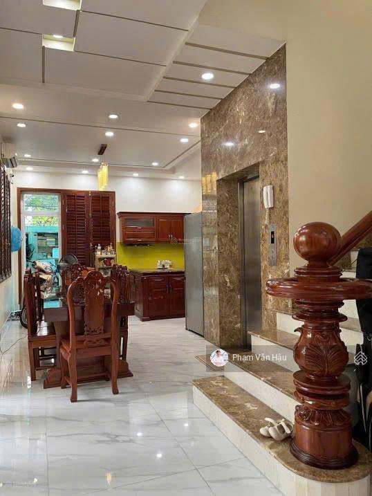 Ngộp bank bán gấp nhà góc 2 mặt tiền kdc gia hòa 252m2, có thang máy giảm 6 tỷ còn 20,3 tỷ
