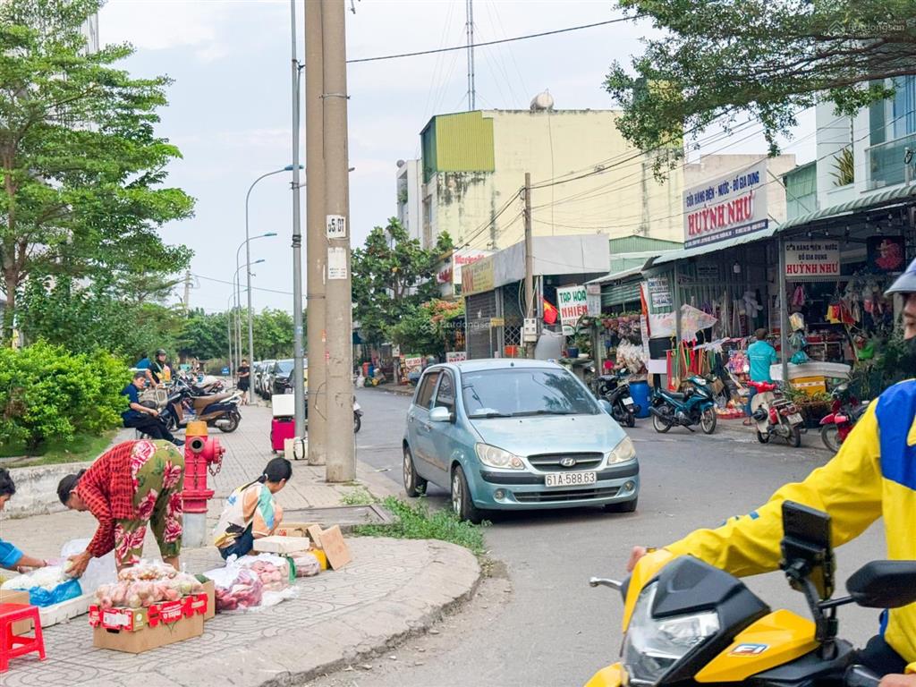Bán nhà 124m2 (9.3x14)  đường xe hơi thông  vị trí đối diện the emerald boulevard  giá 6.8 tỷ