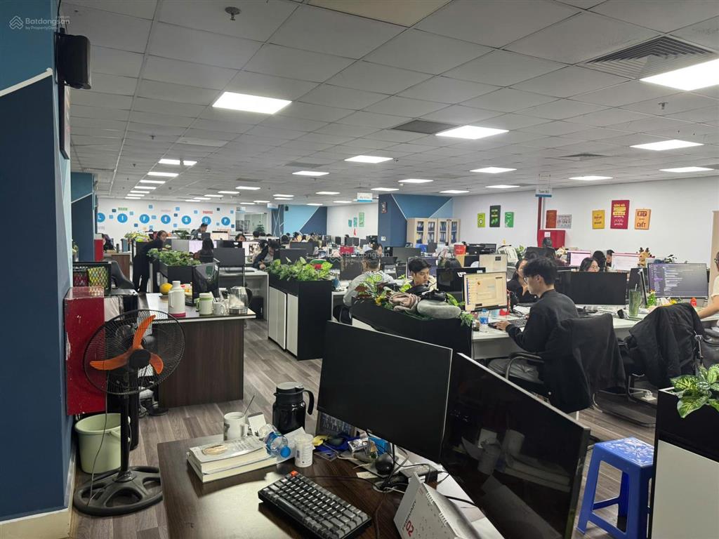 Cho thuê văn phòng 430m2 tại hoàng quốc việt giá chỉ 351k/m2 bao gồm thuế và dịch vụ (0989 410 ***)