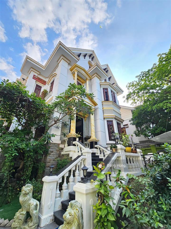 Cho thuê biệt thự nguyễn văn hưởng, thảo điền (rộng 360m2)  sẵn hồ bơi. giá thuê chỉ 129tr/th