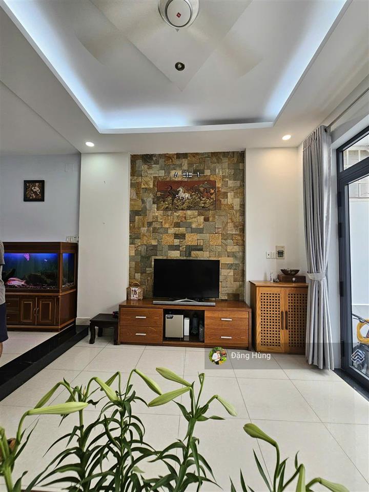 Cho thuê nhà nguyên căn 3 tầng khu làng báo chí (5x11m)  gần trường quốc tế. giá thuê 40tr/th