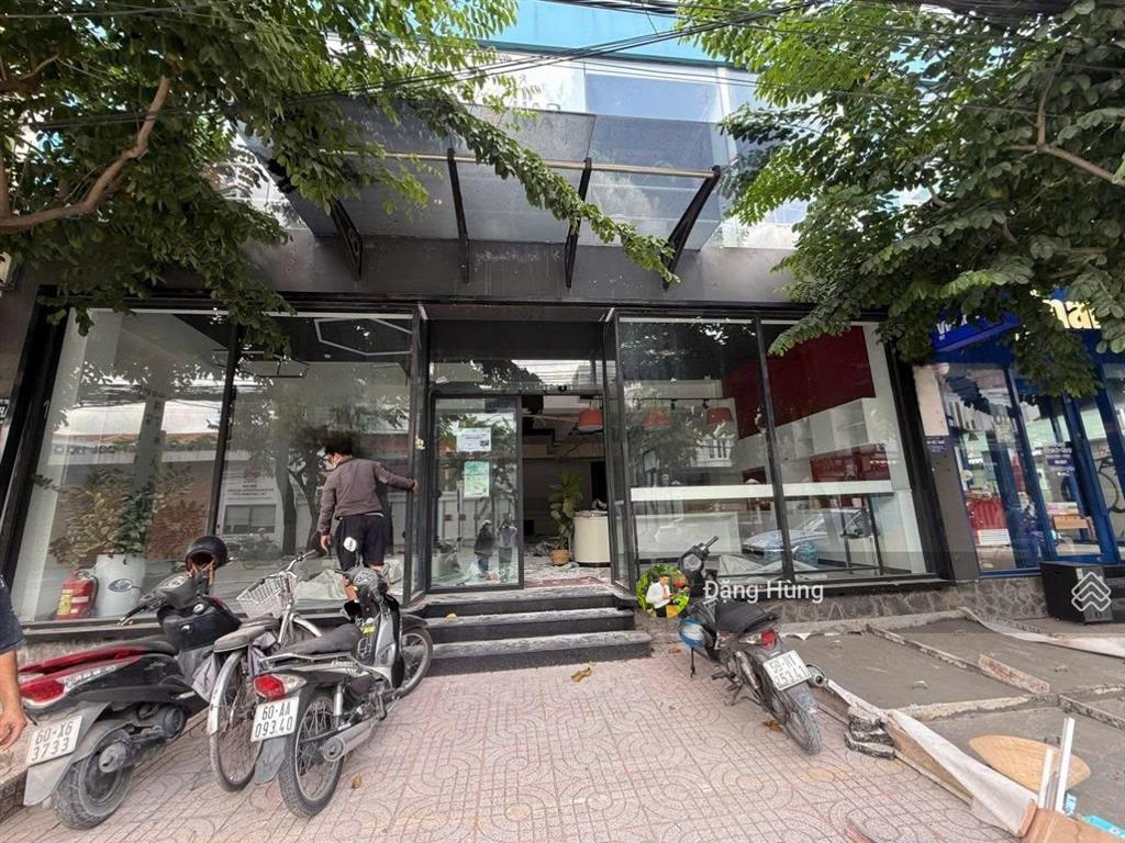 Mặt bằng nguyễn văn hưởng, thảo điền, q2 (180m2)  dễ nhận diện. giá thuê 120tr/th