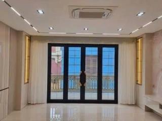 Cho thuê nhà nguyên căn, nhà riêng tại phố hoàng quốc việt, quận cầu giấy 80m2,6 tầng thang máy