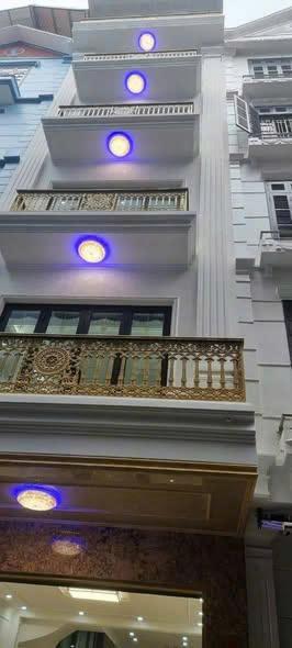 Cho thuê nhà nguyên căn, nhà riêng tại phố hoàng quốc việt, quận cầu giấy 80m2,6 tầng thang máy