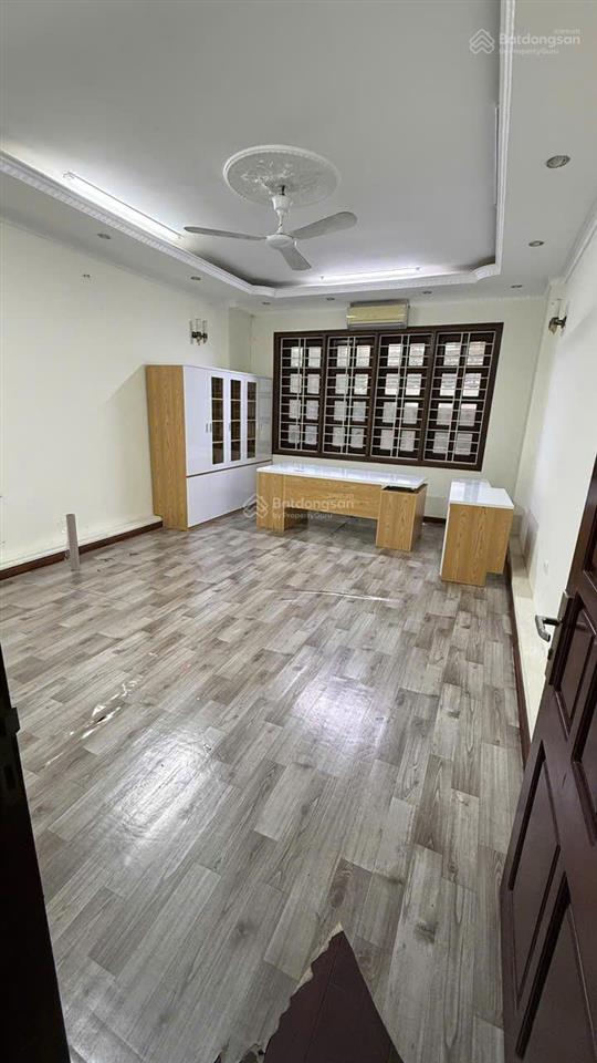 Cho thuê nhà 28tr ngõ 285 khuất duy tiến,thanh xuân 70m2,5 tầng 1 tum nhà đẹp làm văn phòng công ty