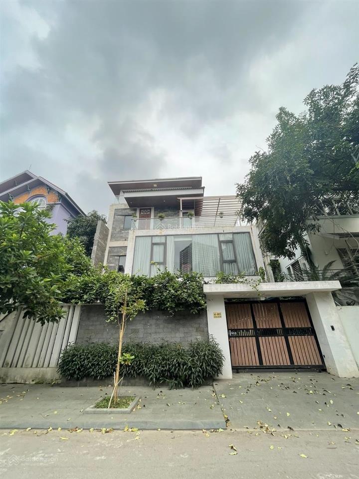 Cho thuê căn biệt thự kđt yên hòa,250m2, 4 tầng 1 hầm thang máy ở hoặc làm văn phòng chỉ 60tr/tháng