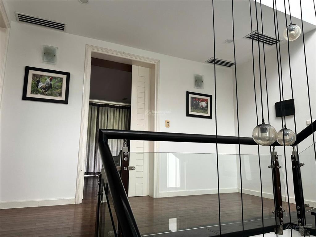 Cho thuê căn biệt thự thành thái, cầu giấy, 250m², mt 10m, 4 tầng có thang máy giá 60tr/th