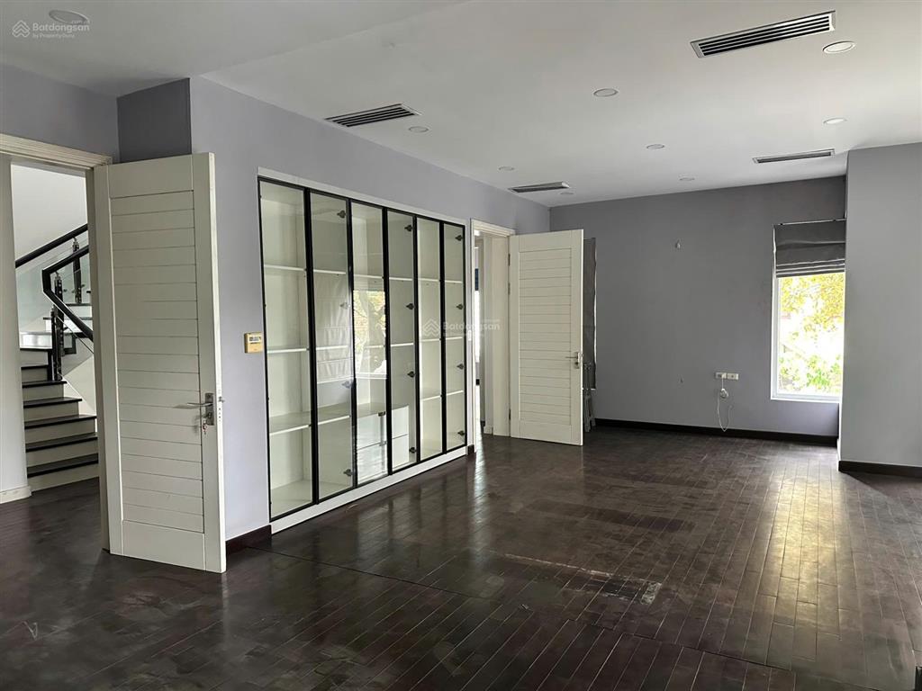 Cho thuê căn biệt thự thành thái, cầu giấy, 250m², mt 10m, 4 tầng có thang máy giá 60tr/th