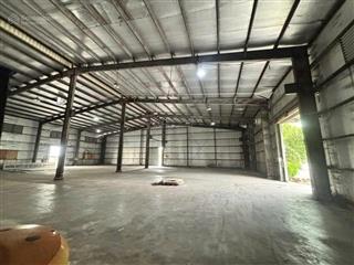 Cho thuê kho trần vỹ diện tích là 350m2, kho đẹp cao nền bê tông xe tải đỗ tận kho giá hợp lý