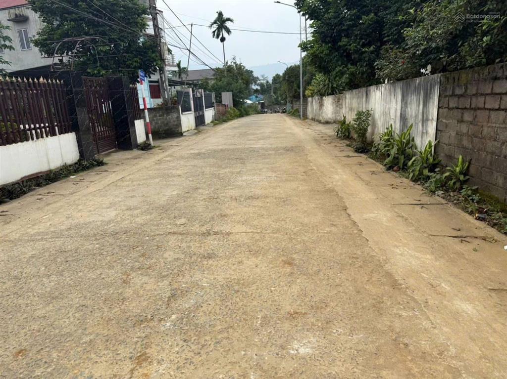 Chủ cắt bán 400m trục chính thôn luồng yên trung thạch thất. kinh doanh buôn bán tốt.  0979 534 ***